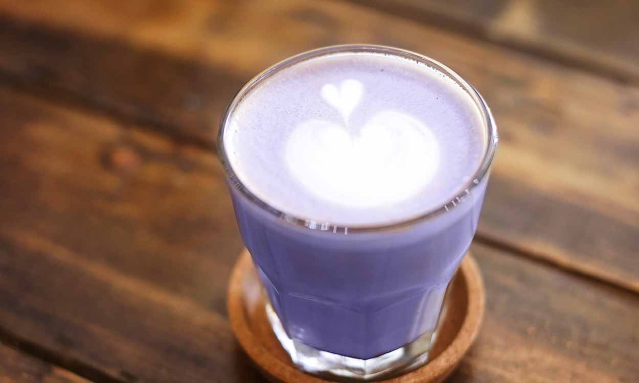 Ube Latte: alles über das trendige violette Getrank, seine Vorteile und einfache Rezepte